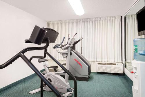 Ramada by Wyndham Watertown Thousandにあるフィットネスセンターまたはフィットネス設備