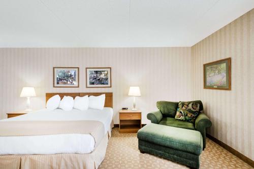 Postel nebo postele na pokoji v ubytování Ramada by Wyndham Watertown Thousand