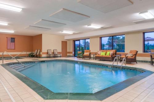 Bazén v ubytování Ramada Hotel Ashland-Catlettsburg nebo v jeho okolí