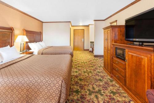 Телевизор и/или развлекательный центр в Ramada by Wyndham Mackinaw City Waterfront