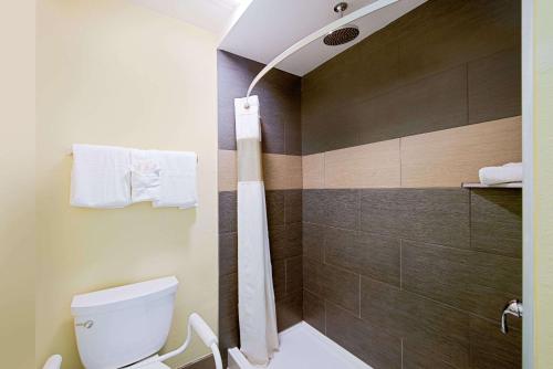 Kúpeľňa v ubytovaní Ramada by Wyndham Flagstaff East
