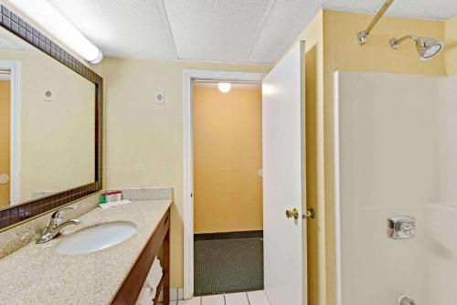 A bathroom at Ramada by Wyndham Kittery