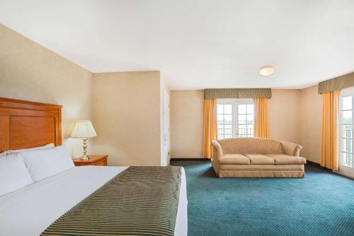 Postel nebo postele na pokoji v ubytování Ramada by Wyndham Flagstaff East