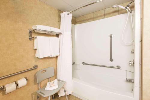 Ванная комната в Ramada by Wyndham Sioux Falls Airport - Waterpark Resort & Event Center
