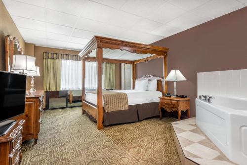 Un pat sau paturi într-o cameră la Ramada by Wyndham Paintsville Hotel & Conference Center