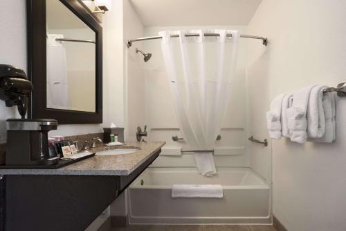 Ванна кімната в Ramada by Wyndham Tempe/At Arizona Mills Mall