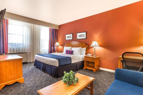 Ліжко або ліжка в номері Ramada by Wyndham Jersey City