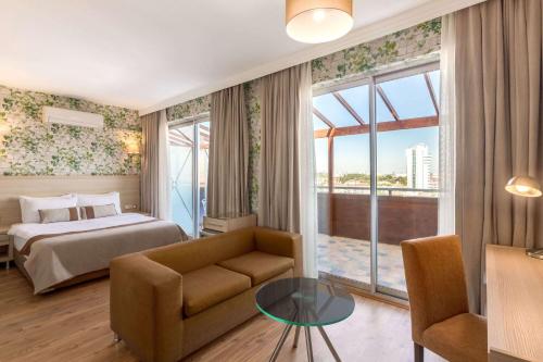 Postel nebo postele na pokoji v ubytování Ramada by Wyndham Ankara