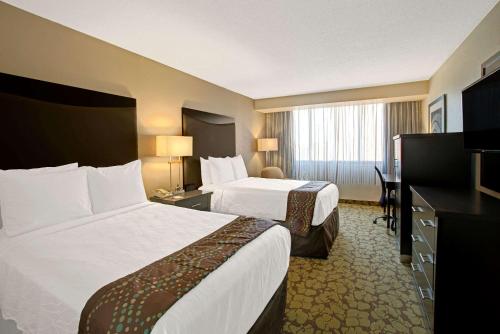 Llit o llits en una habitació de Ramada Plaza by Wyndham Charlotte South End Airport