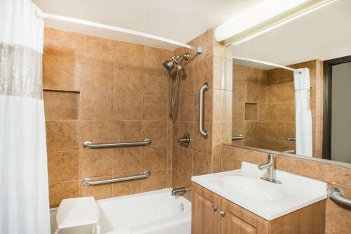 Ett badrum på Ramada by Wyndham Des Moines Tropics Resort & Conference Ctr