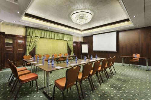 Espace de conférence ou salle de réunion dans l'établissement Ramada Hotel & Suites by Wyndham Bucharest North