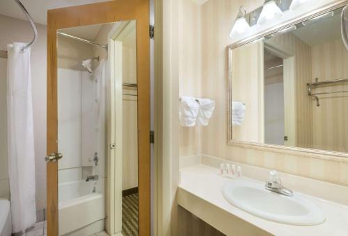 Bathroom sa Ramada by Wyndham Columbus North