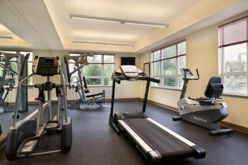 Fitness centrum a/nebo fitness zařízení v ubytování Ramada by Wyndham Nanaimo