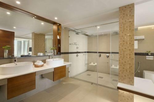 Ванная комната в Ramada Resort by Wyndham Kochi