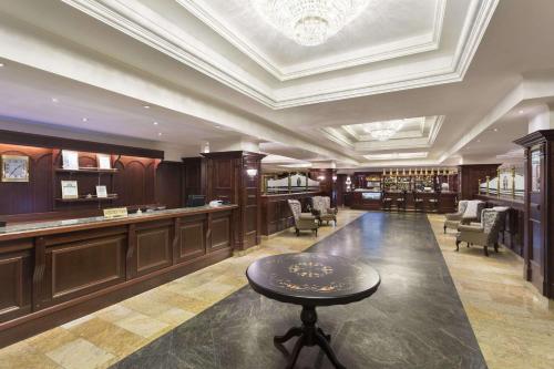 Lounge nebo bar v ubytování Ramada Hotel & Suites by Wyndham Bucharest North