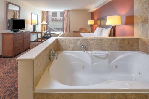 A bathroom at Ramada by Wyndham Niagara Falls/Fallsview