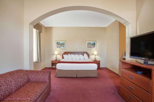 En eller flere senge i et værelse på Ramada by Wyndham Fresno Northwest