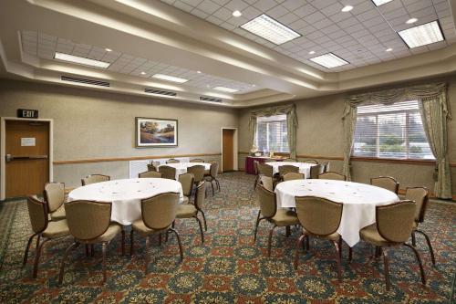Ramada by Wyndham Olympiaにあるレストランまたは飲食店