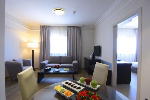 Posezení v ubytování Ramada by Wyndham Downtown Beirut