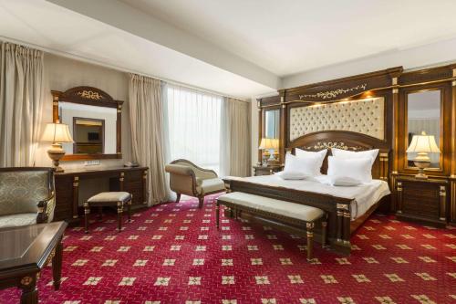 una grande camera d'albergo con letto e scrivania di Hotel HP Tower One Brasov a Braşov
