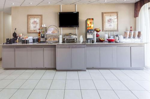 Принадлежности для чая и кофе в Ramada by Wyndham Lebanon