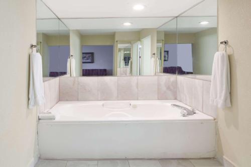 Bathroom sa Ramada by Wyndham Lebanon