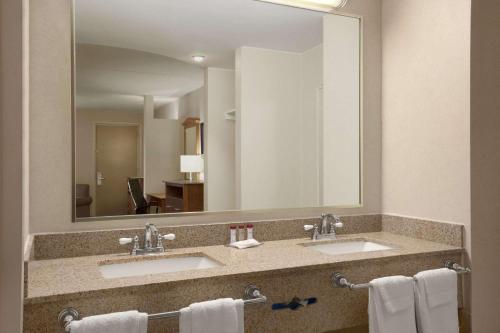 Gallery image of Ramada by Wyndham Rockville Centre in Rockville Centre