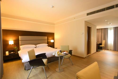 Postel nebo postele na pokoji v ubytování Ramada by Wyndham Downtown Beirut