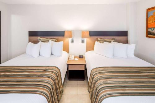 Postel nebo postele na pokoji v ubytování Ramada Hola Culiacan