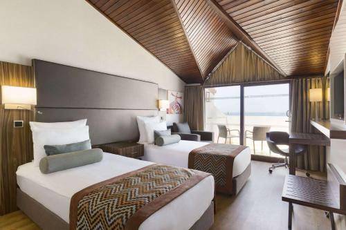 Ліжко або ліжка в номері Ramada Resort by Wyndham Akbuk - All Inclusive