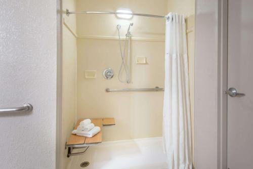 Ванная комната в Ramada by Wyndham Cumberland Downtown