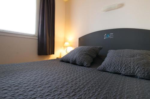 Katil atau katil-katil dalam bilik di Logis Hôtel Les II Mas - Perpignan Sud