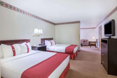 Postel nebo postele na pokoji v ubytování Ramada by Wyndham Williams/Grand Canyon Area