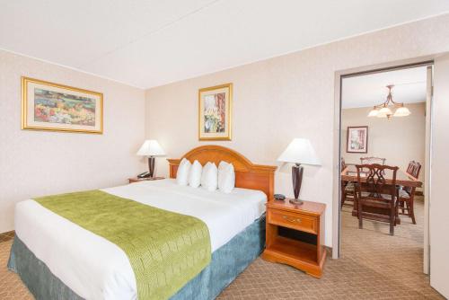 Ramada by Wyndham Cumberland Downtownにあるベッド
