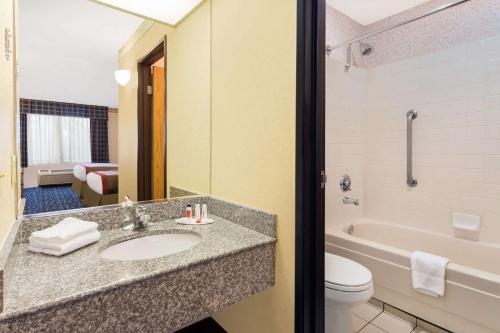 Kúpeľňa v ubytovaní Ramada by Wyndham Kent Seattle Area