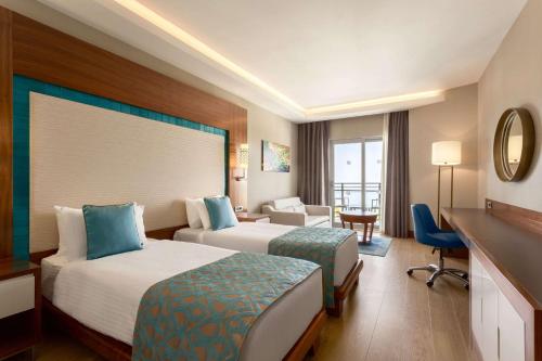 Postel nebo postele na pokoji v ubytování Ramada Resort Kusadasi & Golf