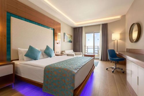 Postel nebo postele na pokoji v ubytování Ramada Resort Kusadasi & Golf