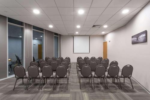 Konferenční prostory v ubytování Ramada Encore by Wyndham Lima San Isidro