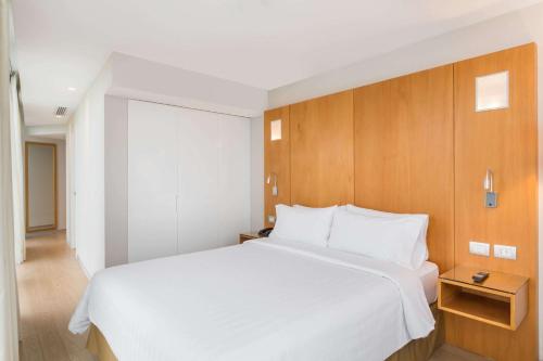 Postel nebo postele na pokoji v ubytování Ramada Encore by Wyndham Lima San Isidro