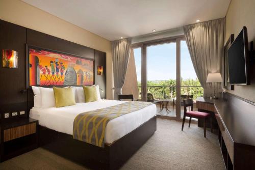 Postel nebo postele na pokoji v ubytování Ramada Resort By Wyndham Dar es Salaam