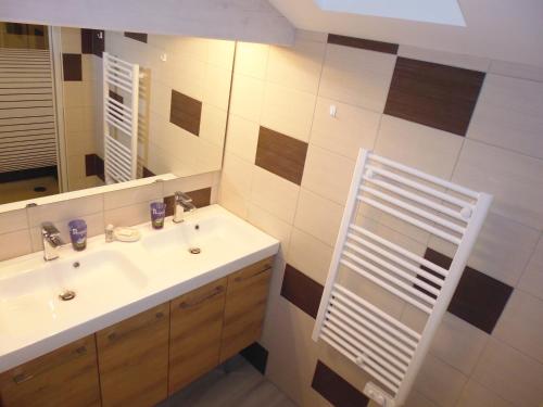 a bathroom with a sink and a mirror at Gite la Péraie - Le Chêne in Treize-Vents