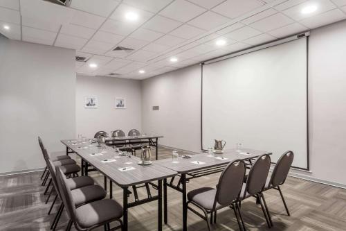 Konferenční prostory v ubytování Ramada Encore by Wyndham Lima San Isidro