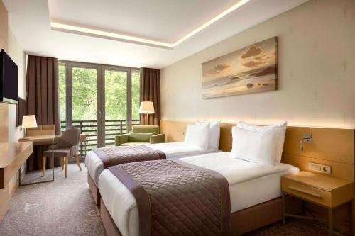 מיטה או מיטות בחדר ב-Ramada By Wyndham Bursa Cekirge Thermal & Spa