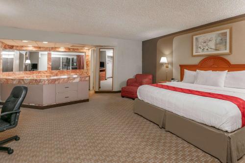 Un pat sau paturi într-o cameră la Ramada by Wyndham Odessa Near University of Texas Permian