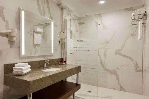 A bathroom at Ramada by Wyndham Yalova