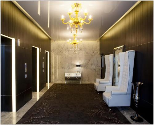 baño con lámpara de araña y lavabo en Hua Chang Heritage Hotel, en Bangkok