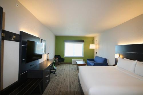 Letto o letti in una camera di Holiday Inn Express & Suites - Kirksville - University Area by IHG