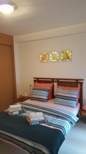 1 dormitorio con 2 camas con almohadas en Vera Playa Laguna Beach Resort, en Vera