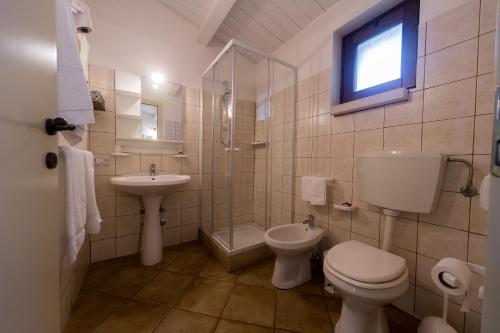 a bathroom with a toilet and a sink at Nacalino Agriturismo in Modica