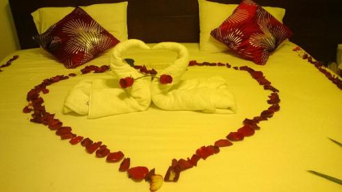 a heart made out of towels on a bed at Arenas Hotel & Spa in Tacna